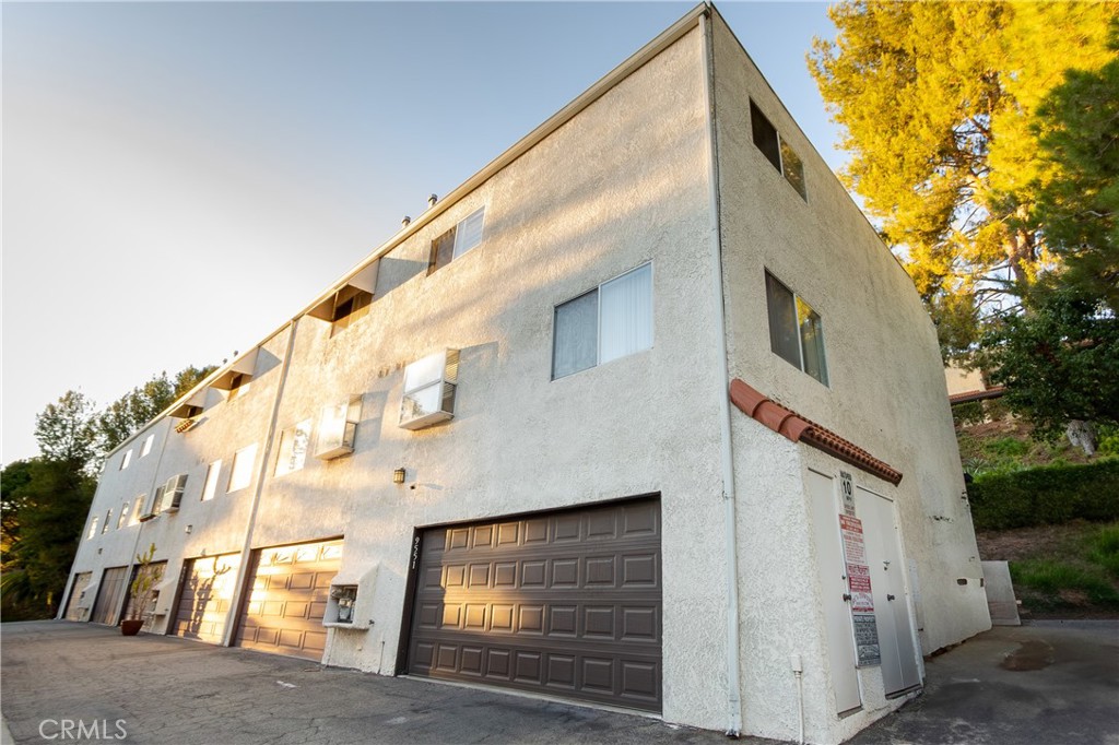 9551 Vía Ricardo Burbank, CA 91504 - Photo 3 of 29