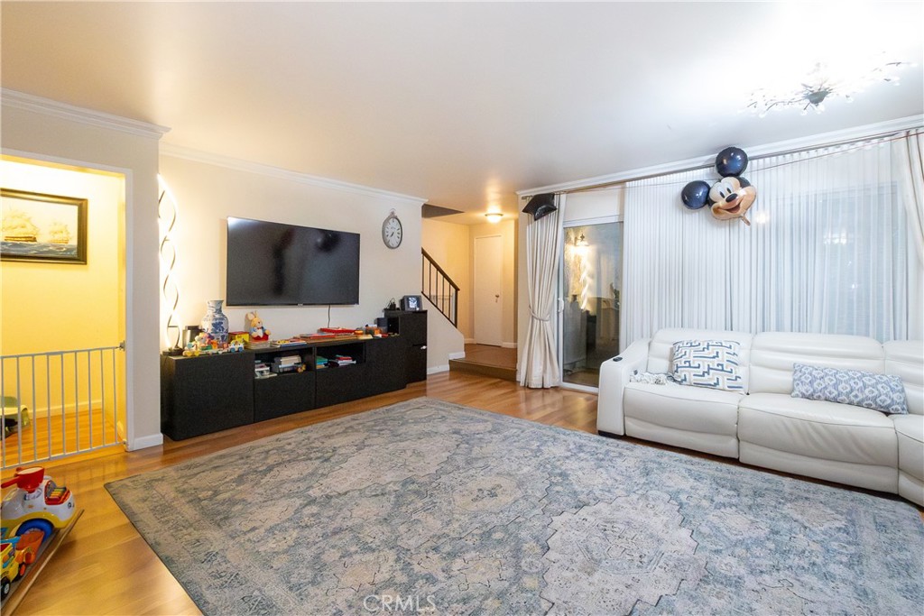 9551 Vía Ricardo Burbank, CA 91504 - Photo 4 of 29