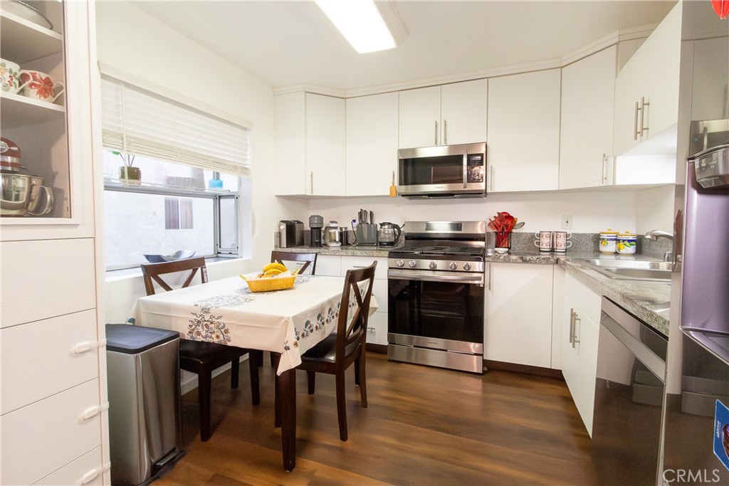 9551 Vía Ricardo Burbank, CA 91504 - Photo 8 of 29