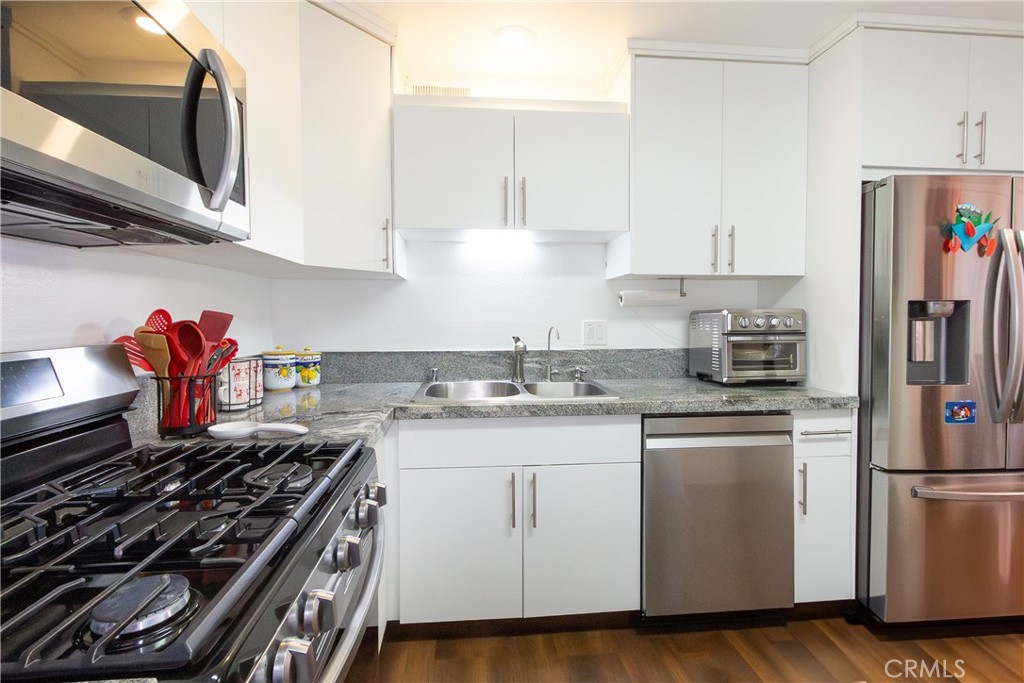 9551 Vía Ricardo Burbank, CA 91504 - Photo 10 of 29