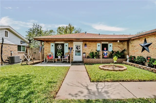 a view of a house with that has a patio