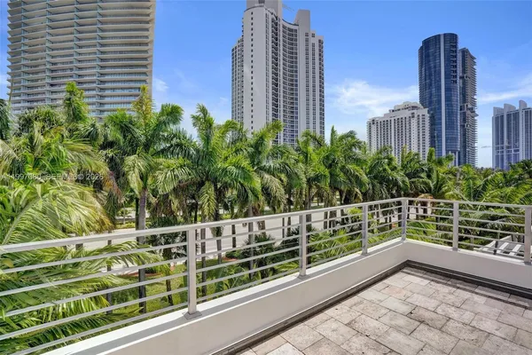 $17,500 | 18985 Atlantic Boulevard, Sunny Isles Beach, FL 33160