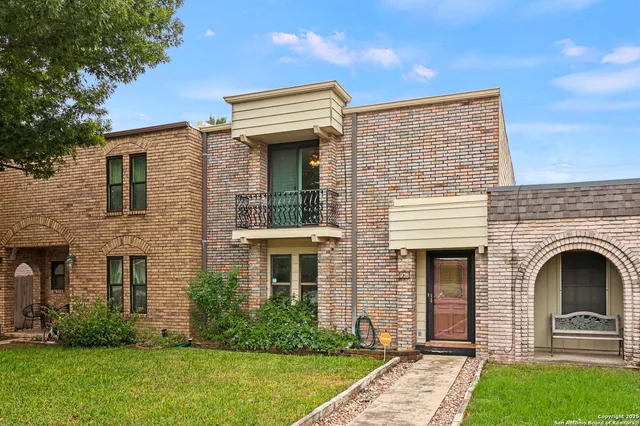 $1,985 | 162 Amistad Boulevard, Universal City, TX 78148