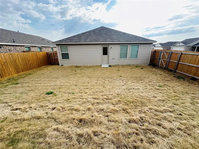 a view of a house with backyard