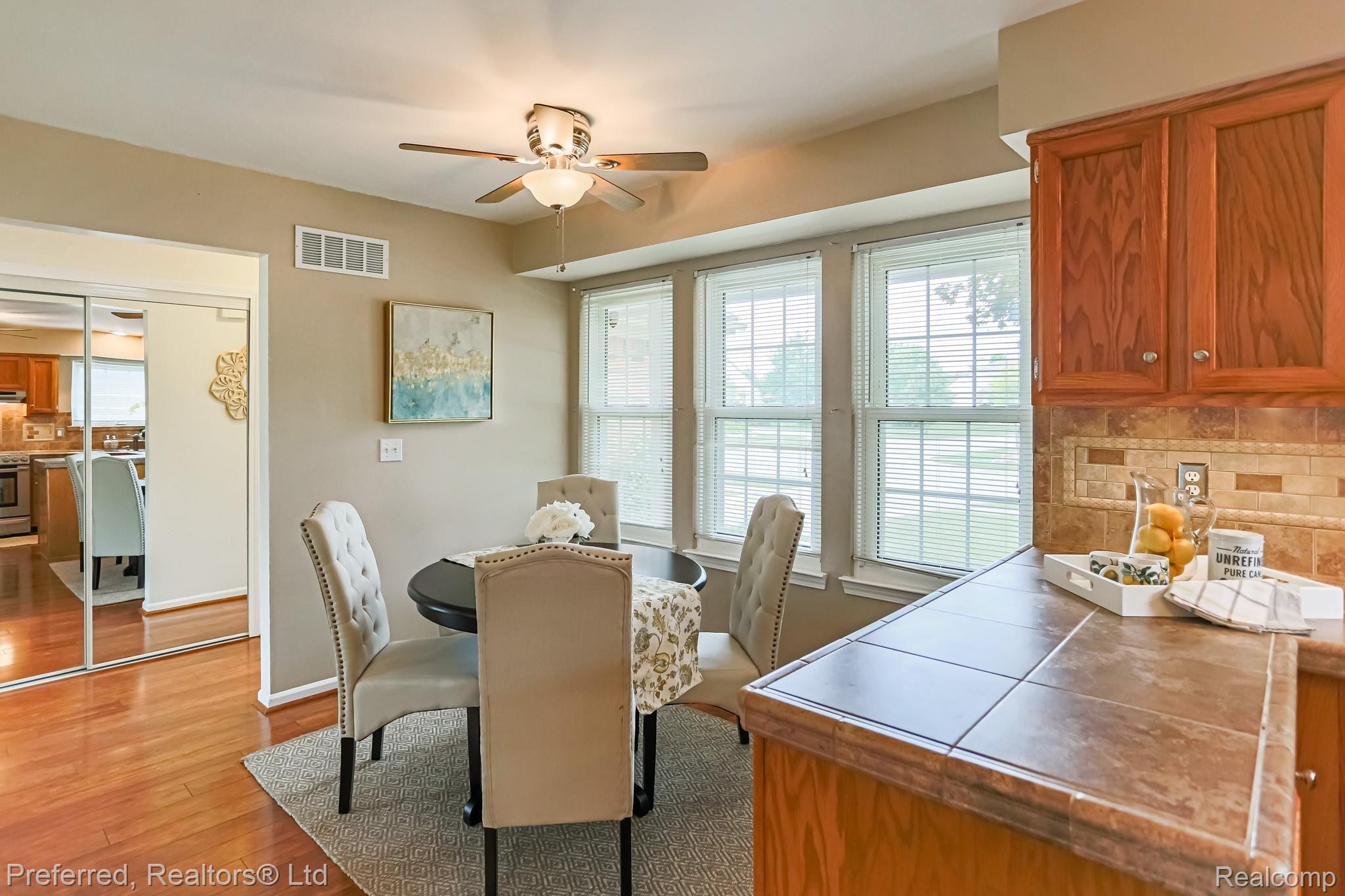 44518 Ridgefield Road Canton, MI 48188 - Photo 14 of 33 14IMG_9112.jpg