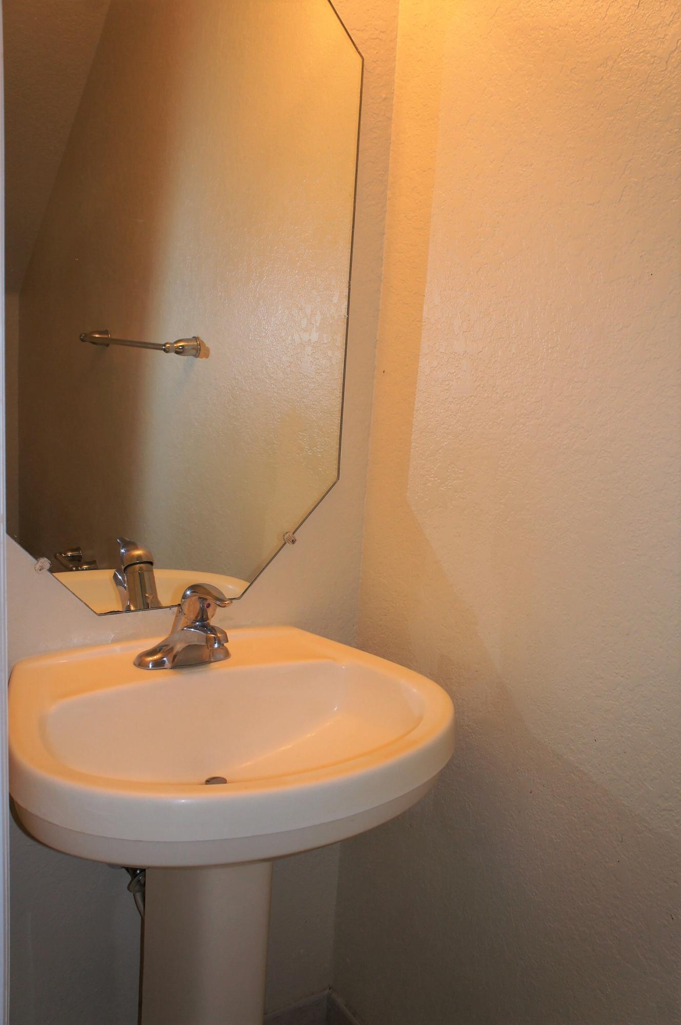 1994 Alamanda Way Riviera Beach, FL 33404 - Photo 5 of 24 half bath
