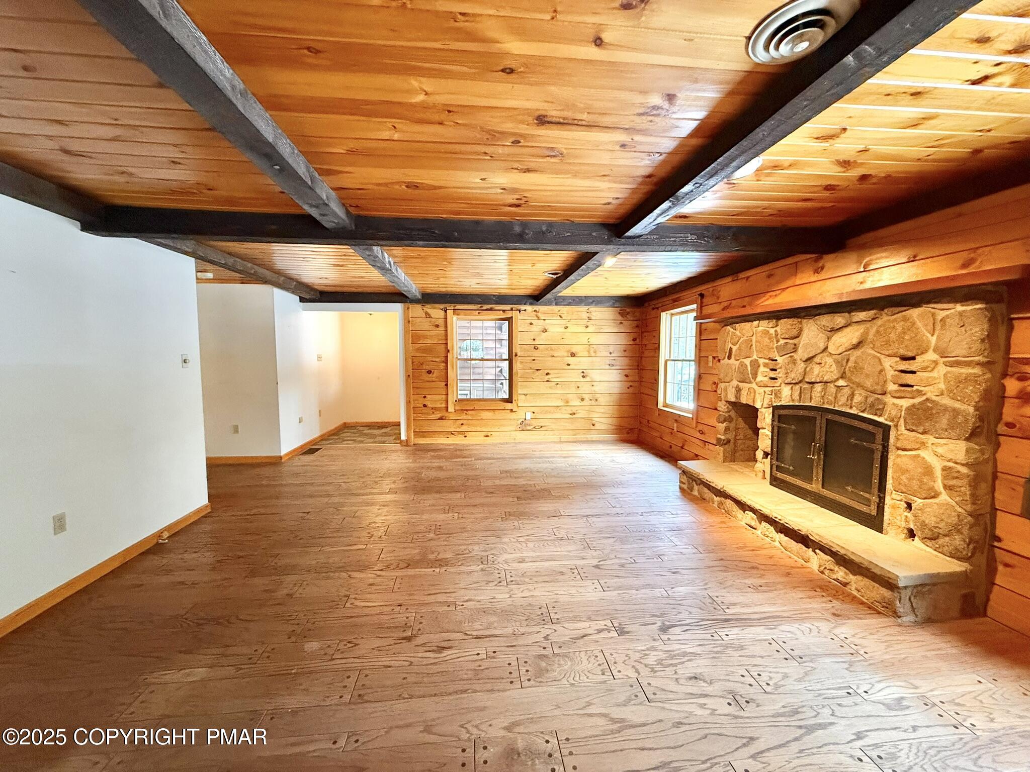 992 South Old Stage Road Albrightsville, PA 18210 - Photo 15 of 86 Living room