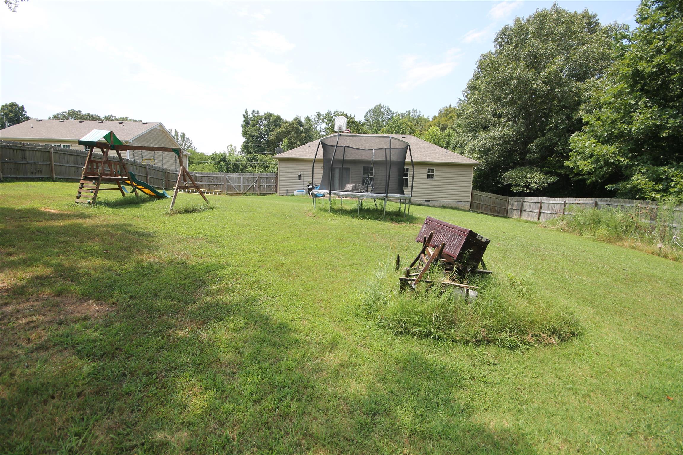 2195 River Road Clarksville, TN 37040 - Photo 5 of 18 a backyard of a house with table and chairs