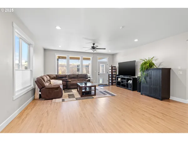 $529,900 | 827 East Autumn Avenue, Hermiston, OR 97838