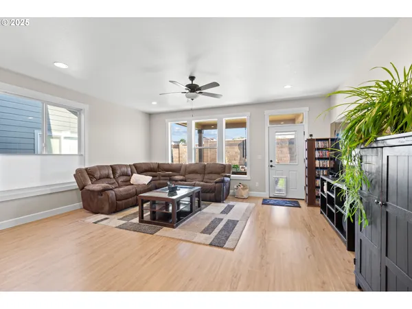 $529,900 | 827 East Autumn Avenue, Hermiston, OR 97838