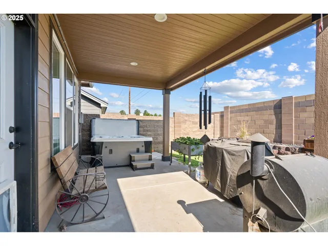 $549,950 | 827 East Autumn Avenue, Hermiston, OR 97838