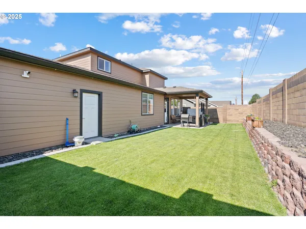 $529,900 | 827 East Autumn Avenue, Hermiston, OR 97838
