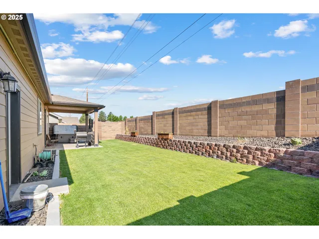 $549,950 | 827 East Autumn Avenue, Hermiston, OR 97838