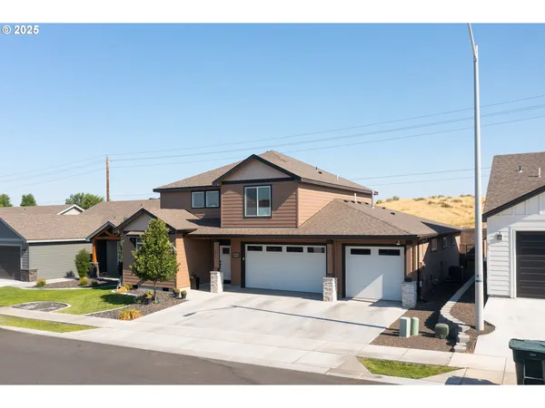 $529,900 | 827 East Autumn Avenue, Hermiston, OR 97838