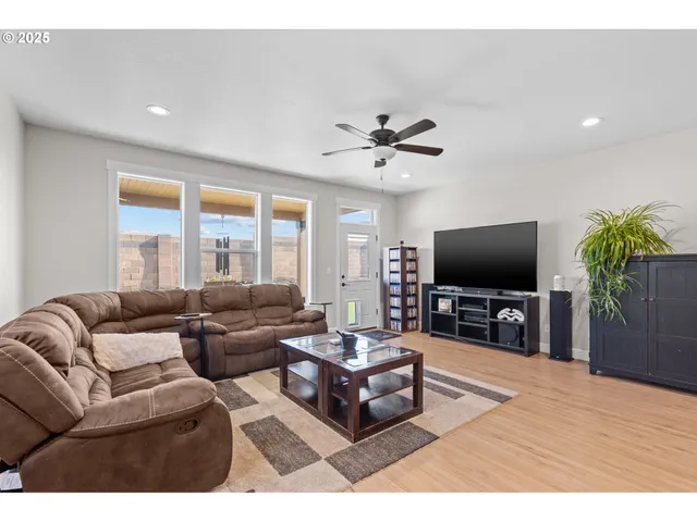 $549,950 | 827 East Autumn Avenue, Hermiston, OR 97838