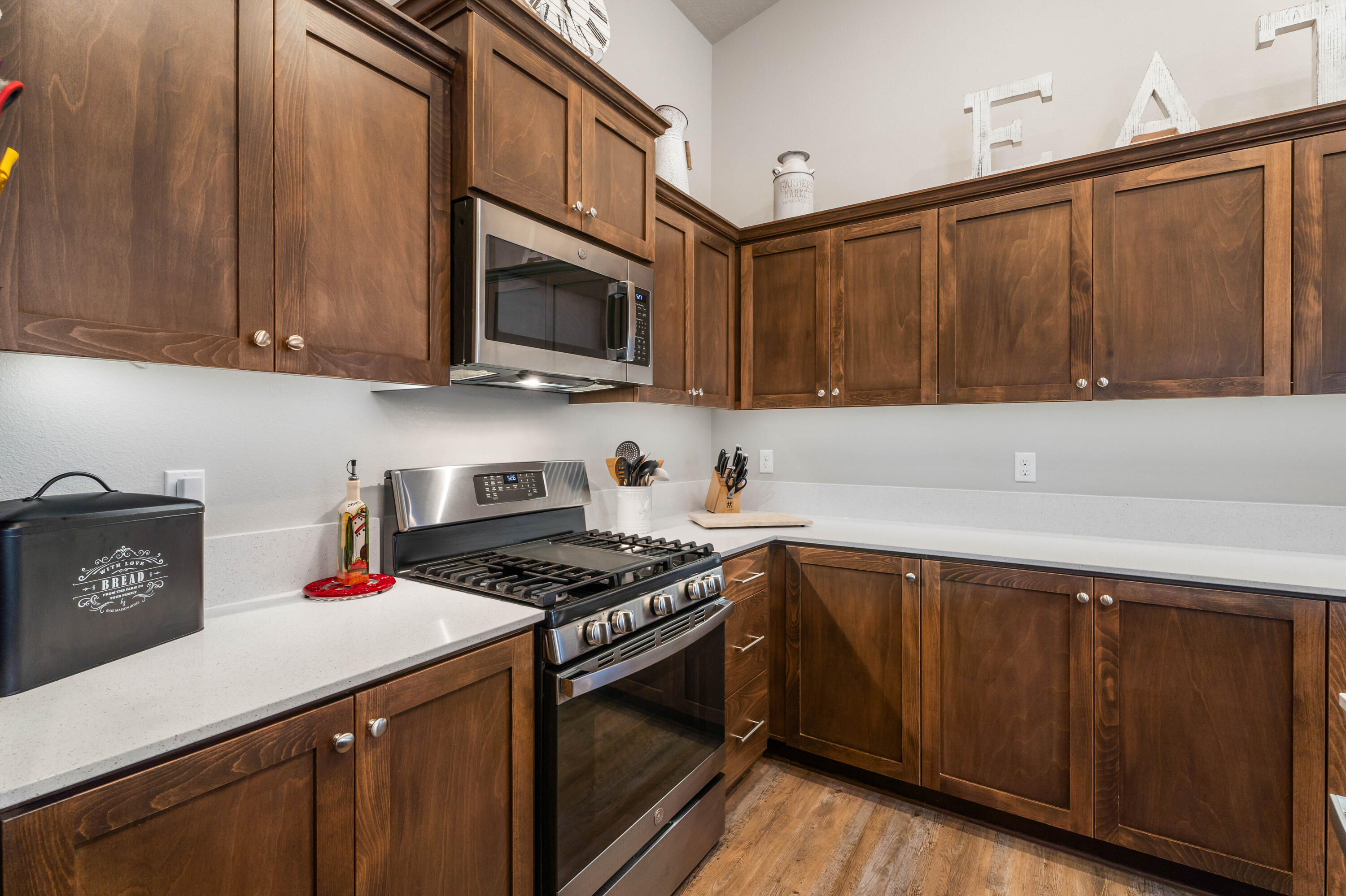 3556 Northwest 10th Street Redmond, OR 97756 - Photo 10 of 23 23-Kitchen