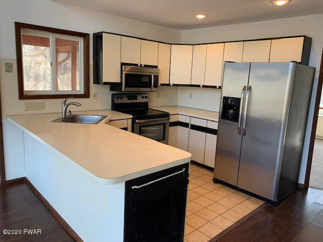 404 Maple Ridge Drive Hawley, PA 18428 - Photo 9 of 27 kitchen