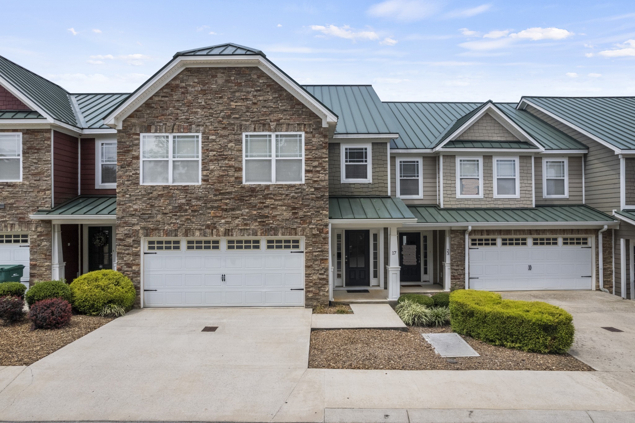 17 ANDERTON Drive Winchester, TN 37398 - Photo 1 of 42 a front view of a house with a yard and garage