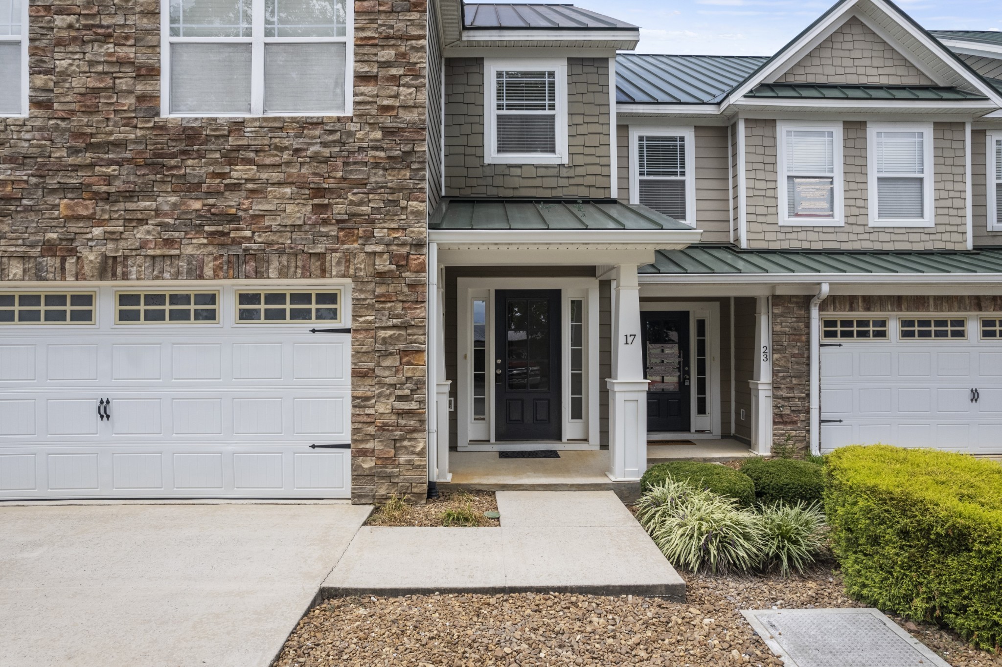 17 ANDERTON Drive Winchester, TN 37398 - Photo 2 of 42 a front view of a house with a yard