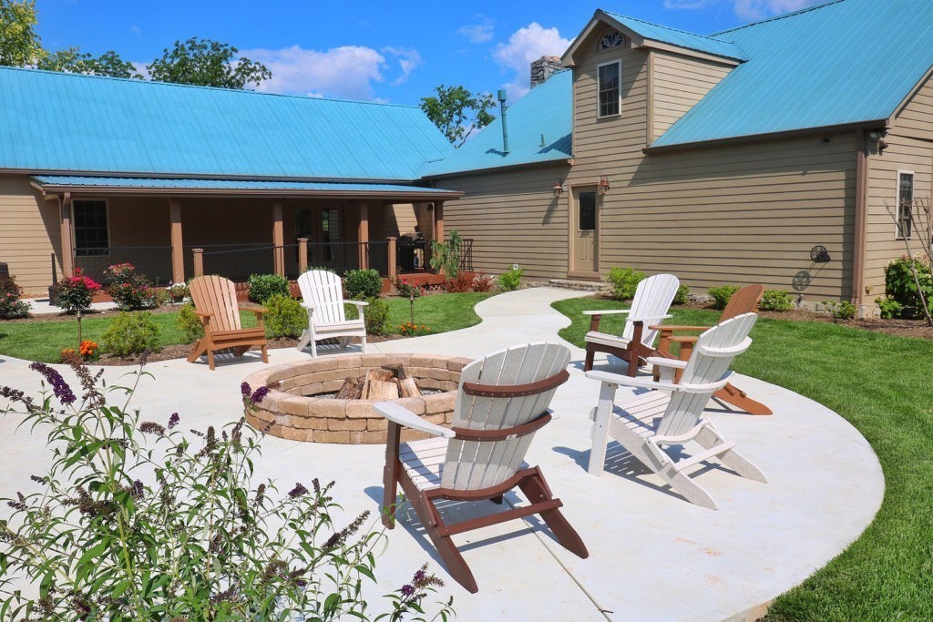 17 ANDERTON Drive Winchester, TN 37398 - Photo 37 of 42 a view of a house with backyard sitting area and garden
