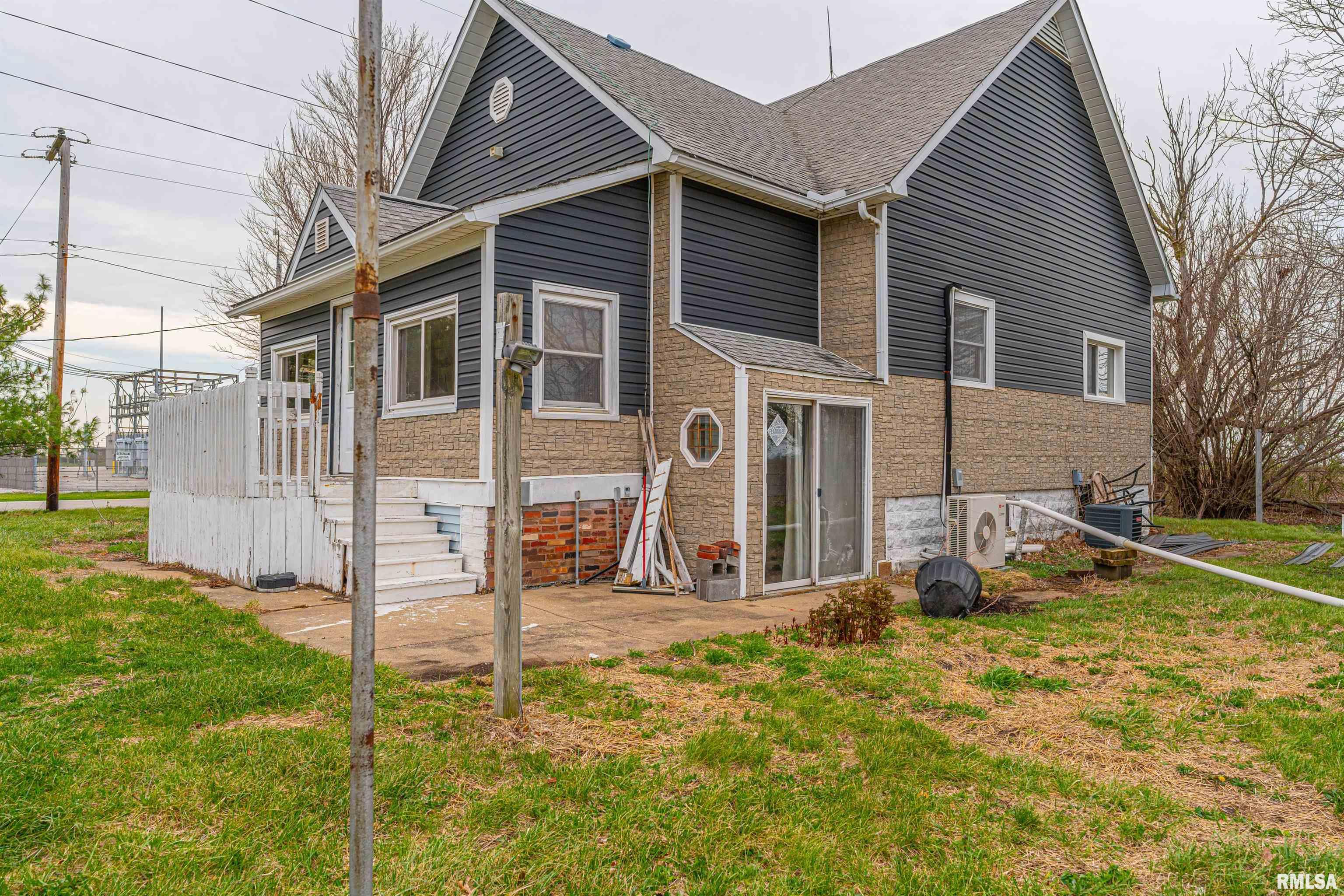 988 West Forsyth Road Decatur, IL 62526 - Photo 2 of 22