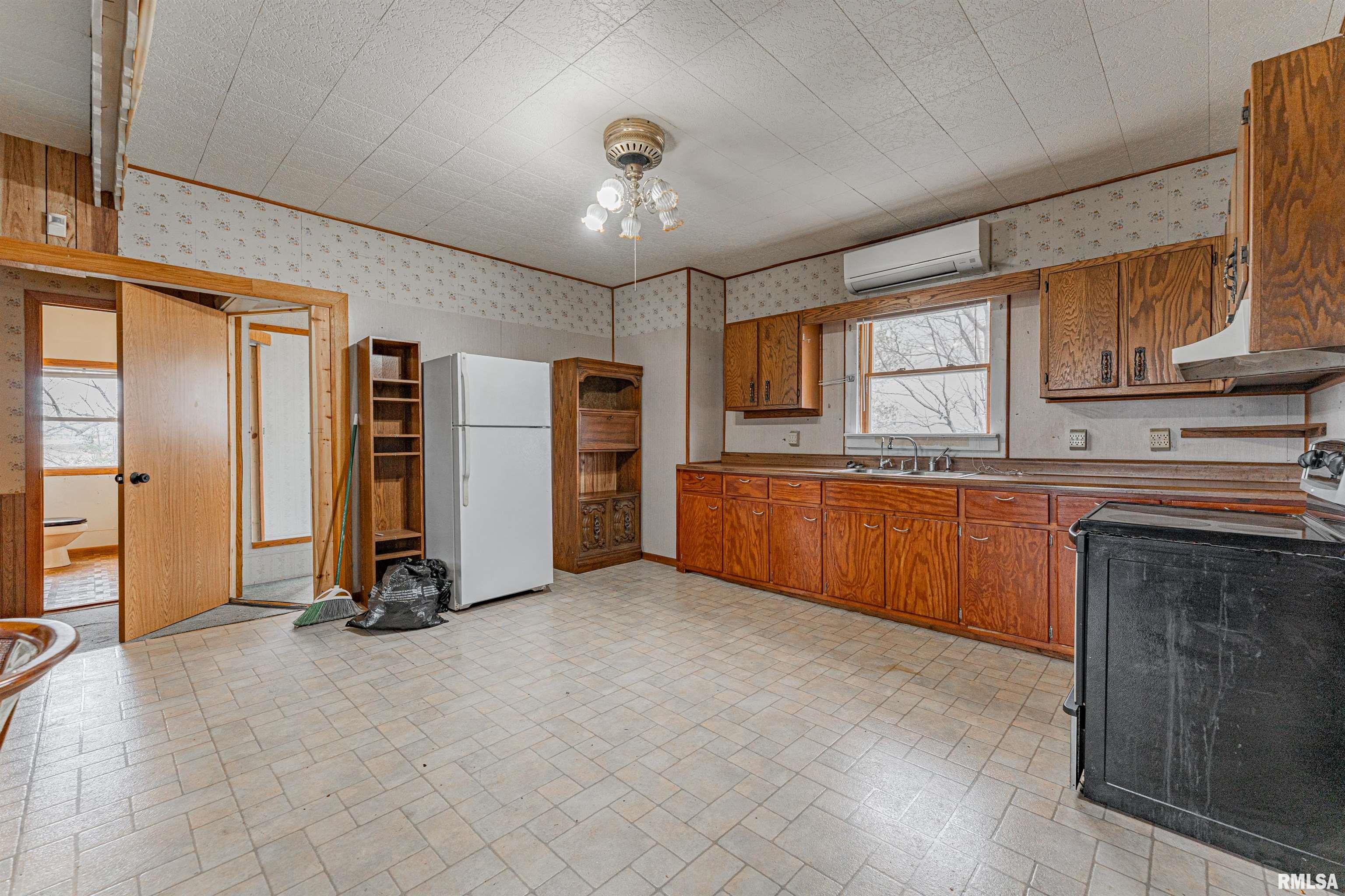 988 West Forsyth Road Decatur, IL 62526 - Photo 7 of 22