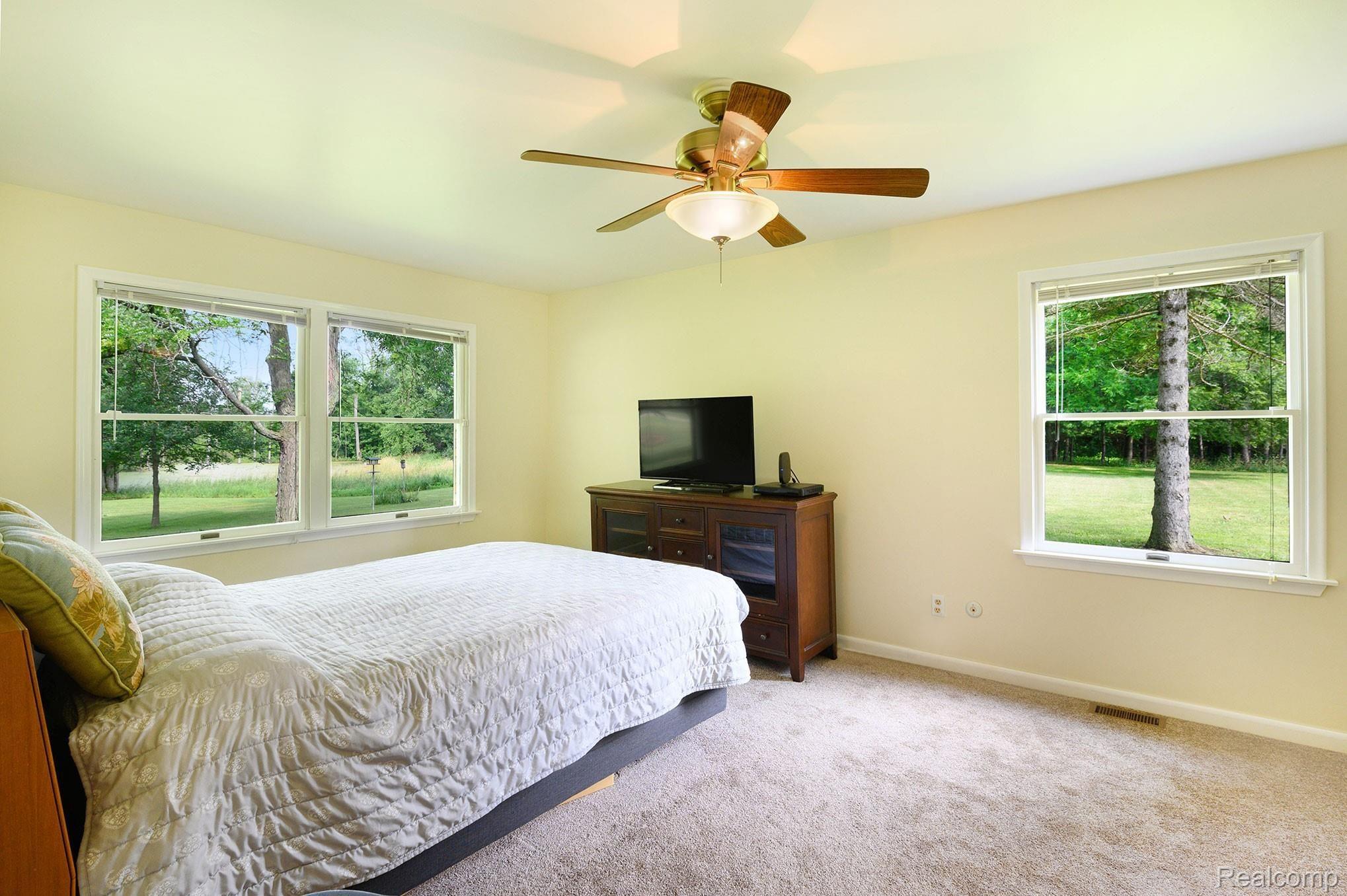 5440 Green Road Fenton, MI 48430 - Photo 18 of 44 Master Bedroom Left.jpg