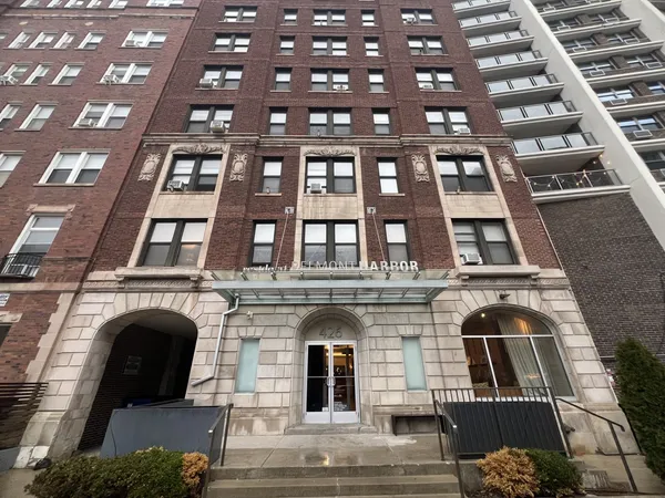$2,067 | 426 West Belmont Avenue, Unit 1001, Chicago, IL 60657