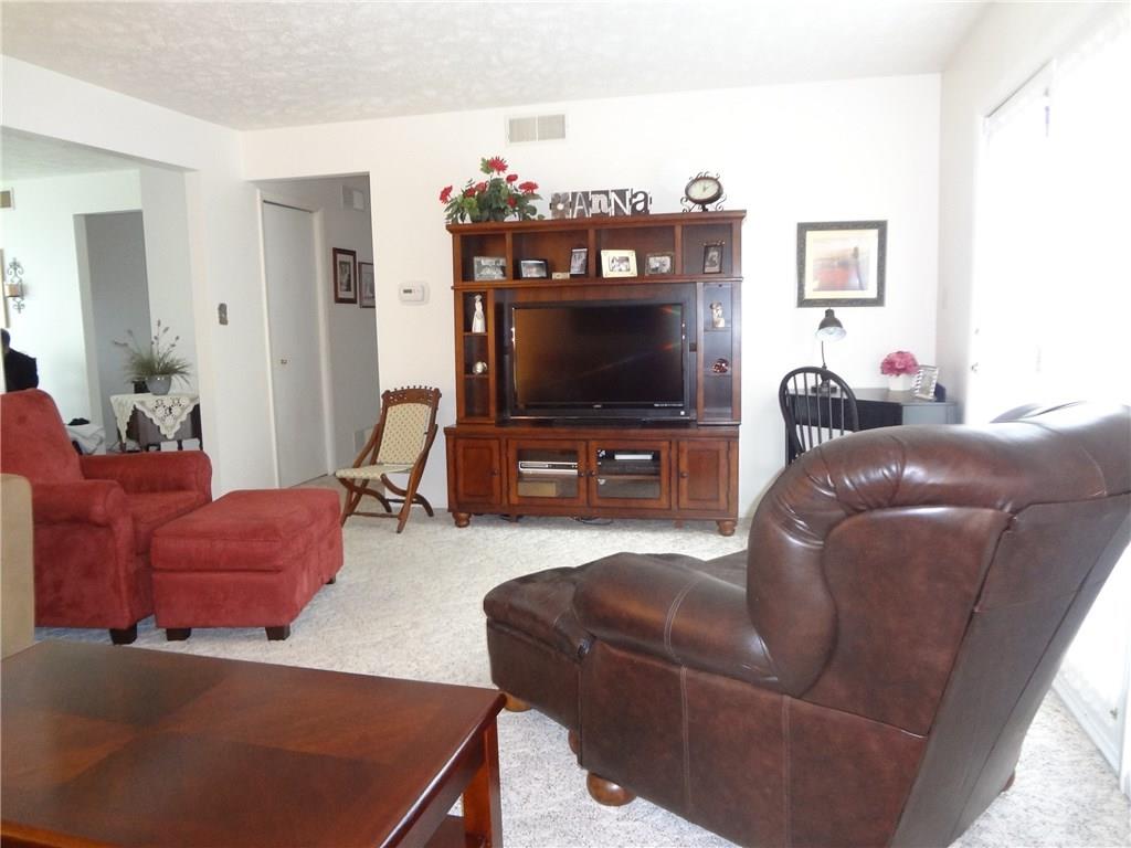 2303 Wigwam Road Aliquippa, PA 15001 - Photo 4 of 21 Living Room