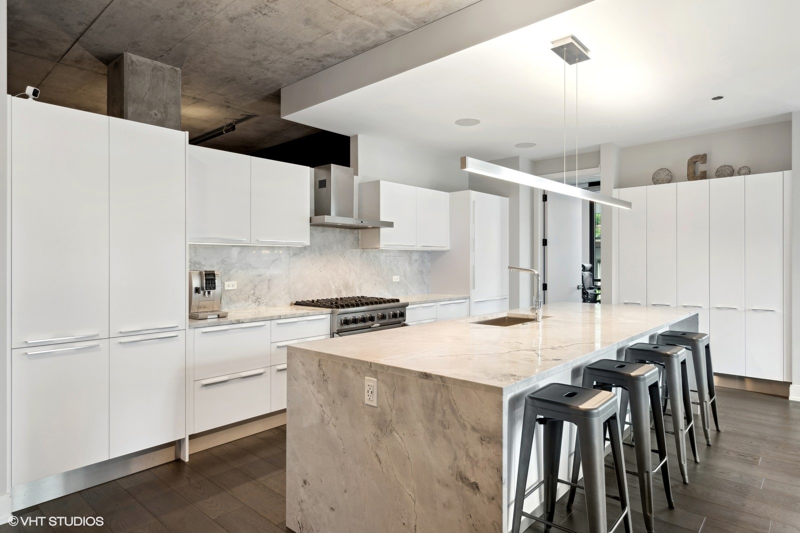 111 South Peoria Street, Unit 404 Chicago, IL 60607 - Photo 11 of 37 a kitchen with a table chairs stove and cabinets