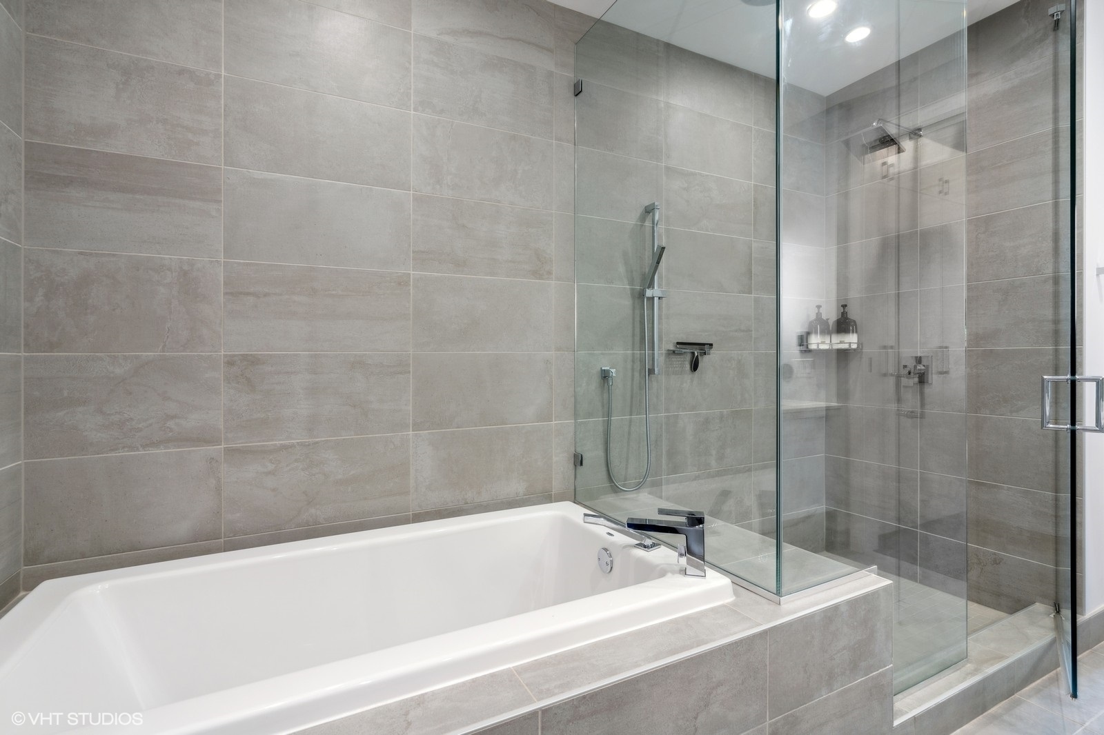 111 South Peoria Street, Unit 404 Chicago, IL 60607 - Photo 23 of 37 a bathroom with a bathtub and a shower