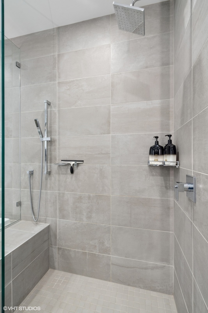 111 South Peoria Street, Unit 404 Chicago, IL 60607 - Photo 24 of 37 a bathroom with a tub