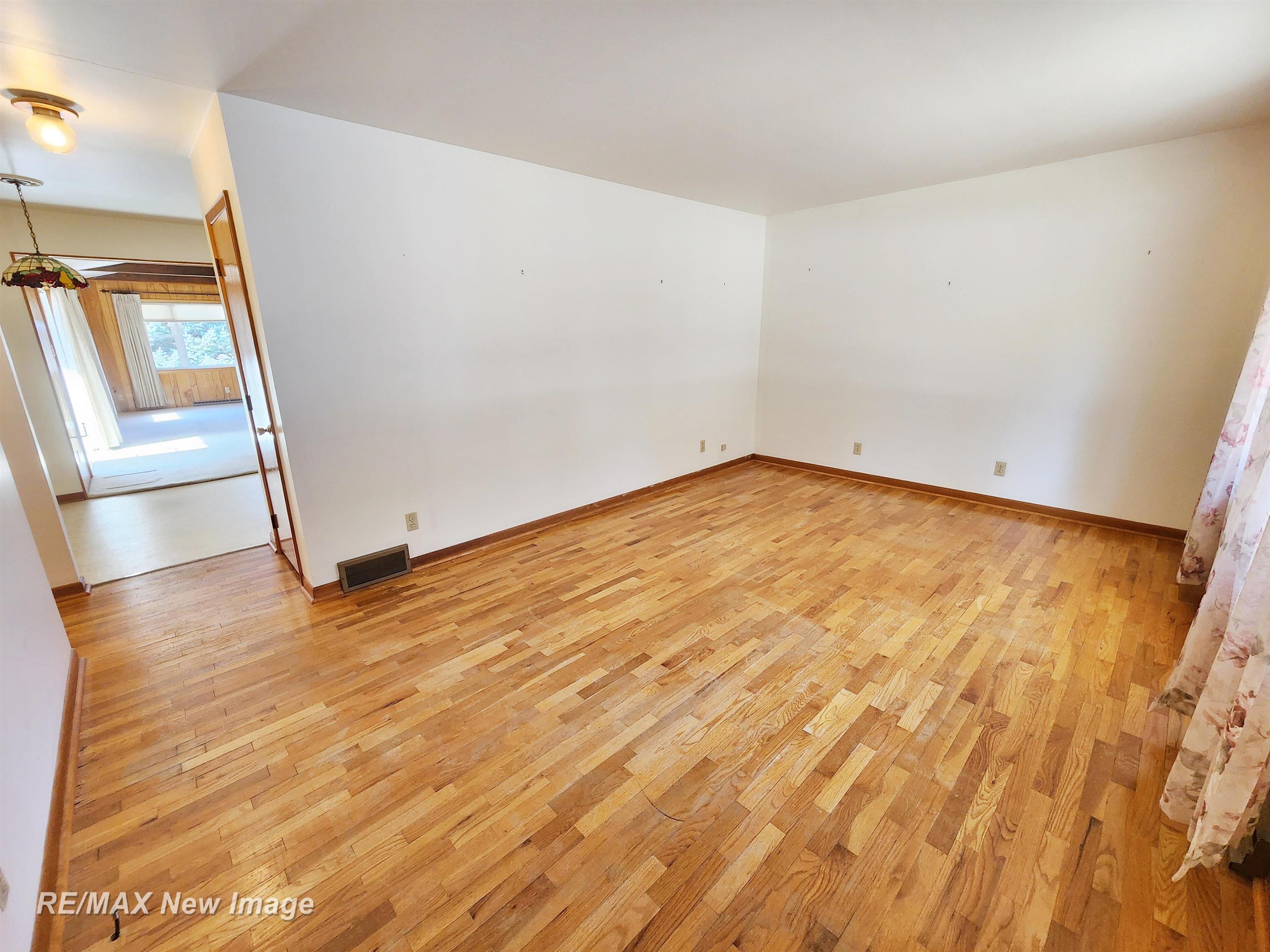 1140 South Miller Road Saginaw, MI 48609 - Photo 8 of 54 50168693-7a62cdfd-0938-4a1e-aa92-fd9df6b18648.JPG