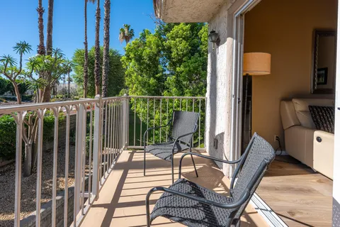 $279,000 | 505 South Farrell Drive, Unit D18, Palm Springs, CA 92264