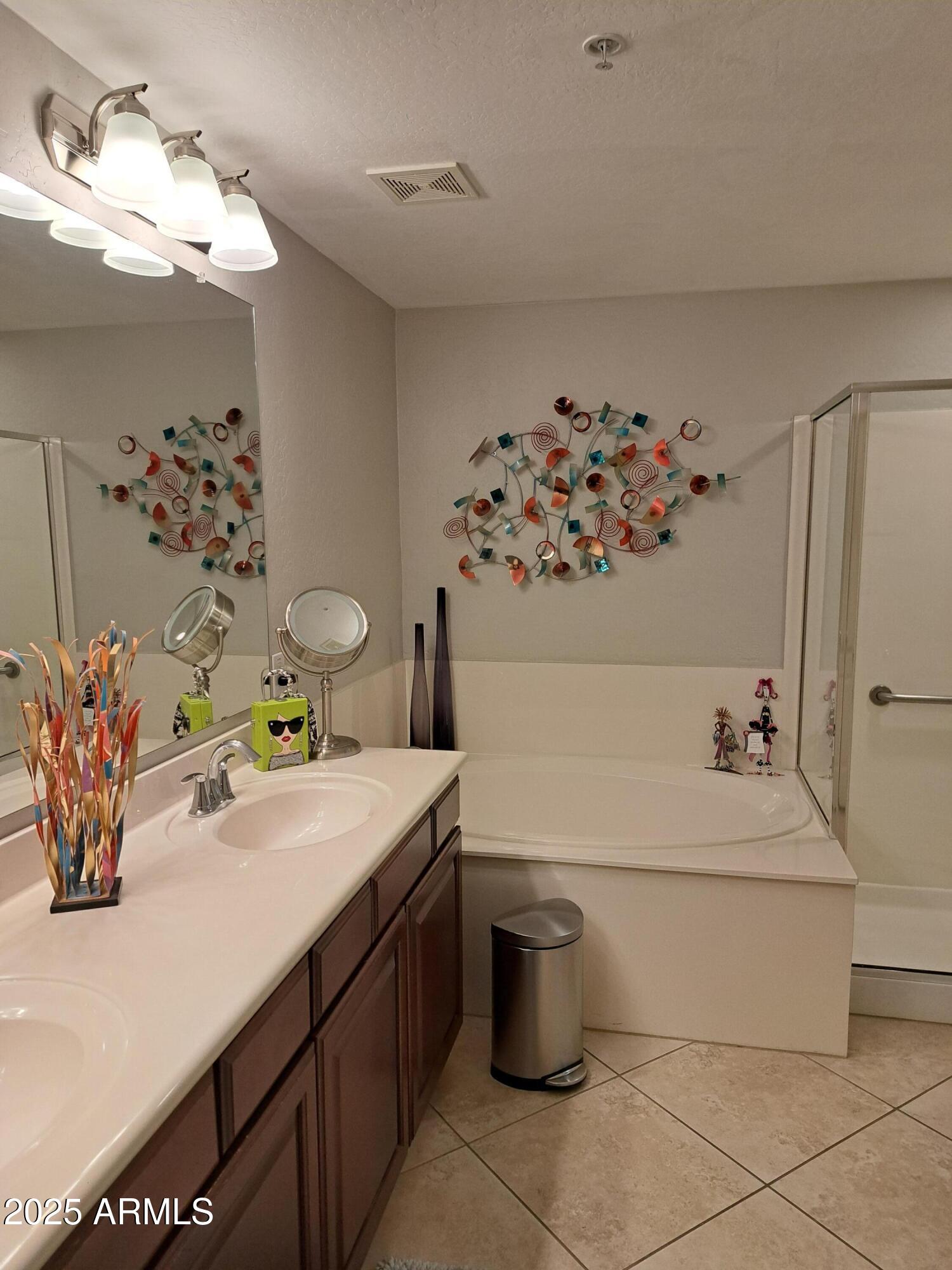 21320 North 56th Street, Unit 1163 Phoenix, AZ 85054 - Photo 22 of 48 a bathroom with a bathtub sink and mirror