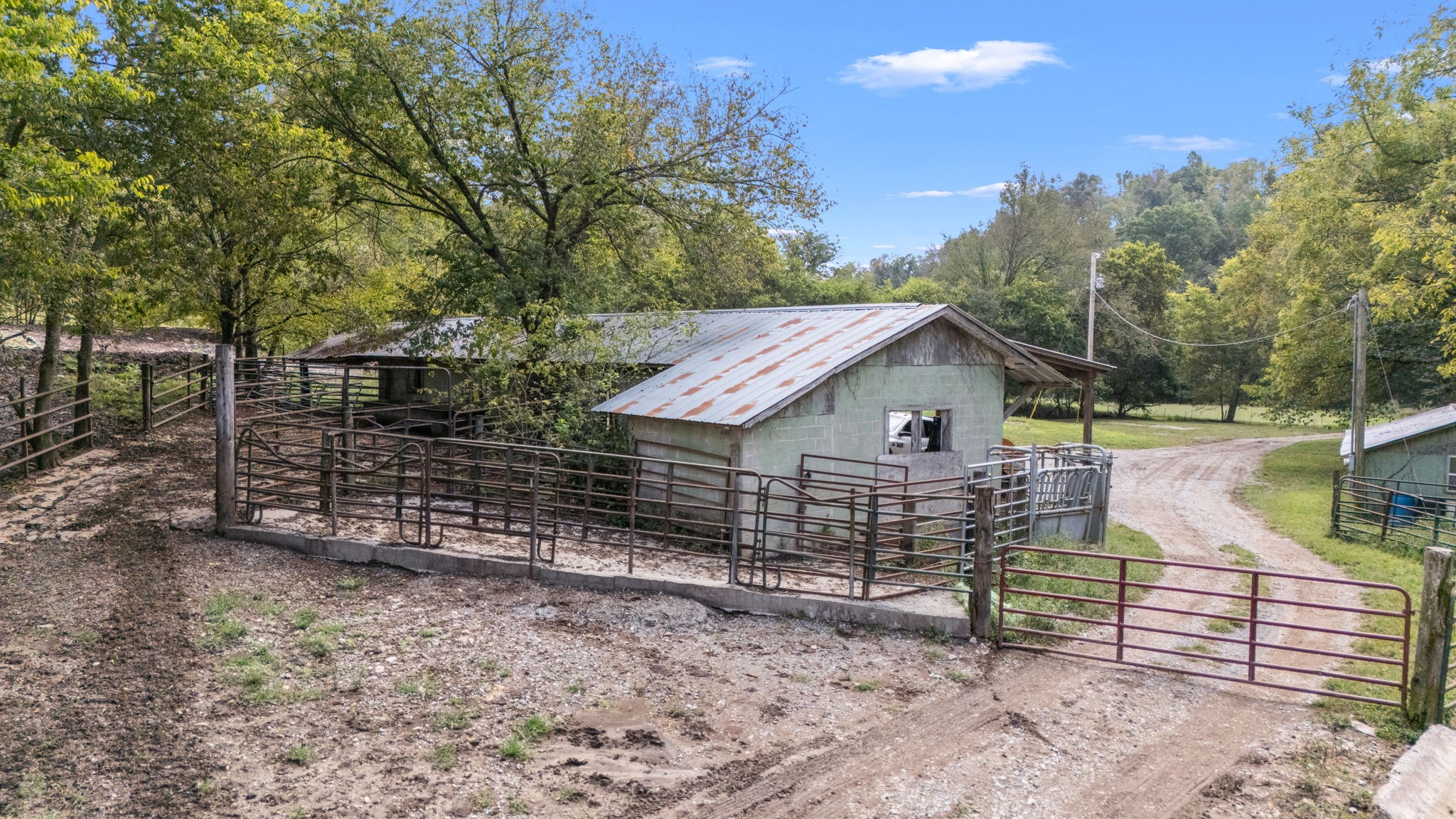 692 Anderson Road Shelbyville, TN 37160 - Photo 38 of 49 a view of a house with a yard and wooden fence