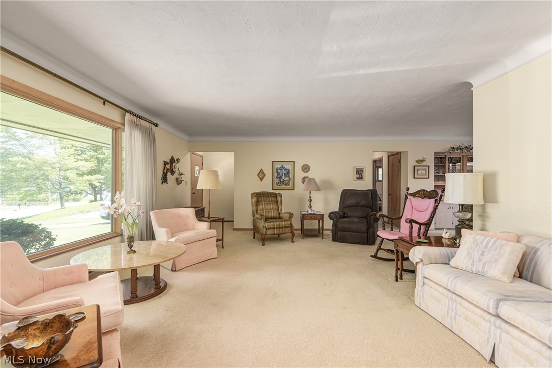 9617 West Pleasant Valley Road Parma, OH 44130 - Photo 4 of 28 Gallery Image 4