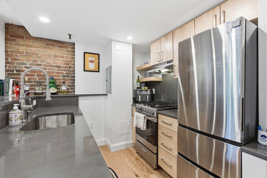 4 Derne Street, Unit 2 Boston, MA 02114 - Photo 15 of 32