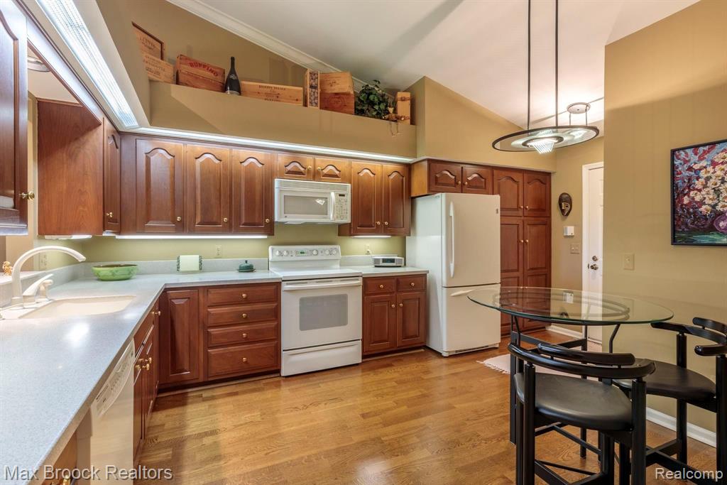 944 Green View Court Rochester Hills, MI 48307 - Photo 12 of 36