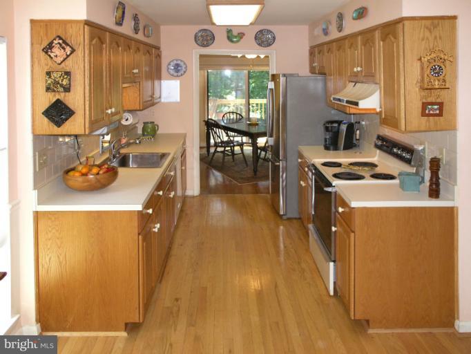 2061 Golf Course Drive Reston, VA 20191 - Photo 25 of 30 Kitchen