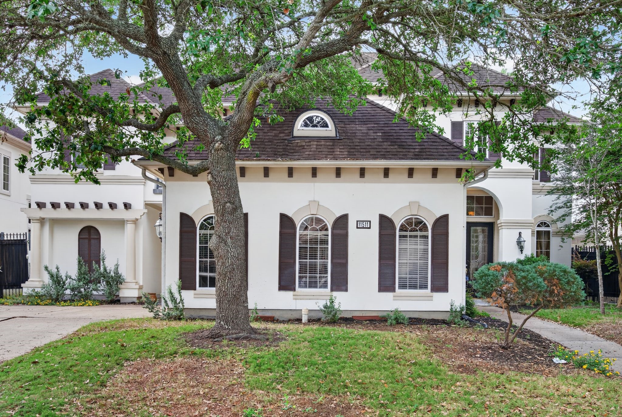 11511 Gallant Ridge Lane Houston, TX 77082 - Photo 4 of 49 a front view of a house with a yard