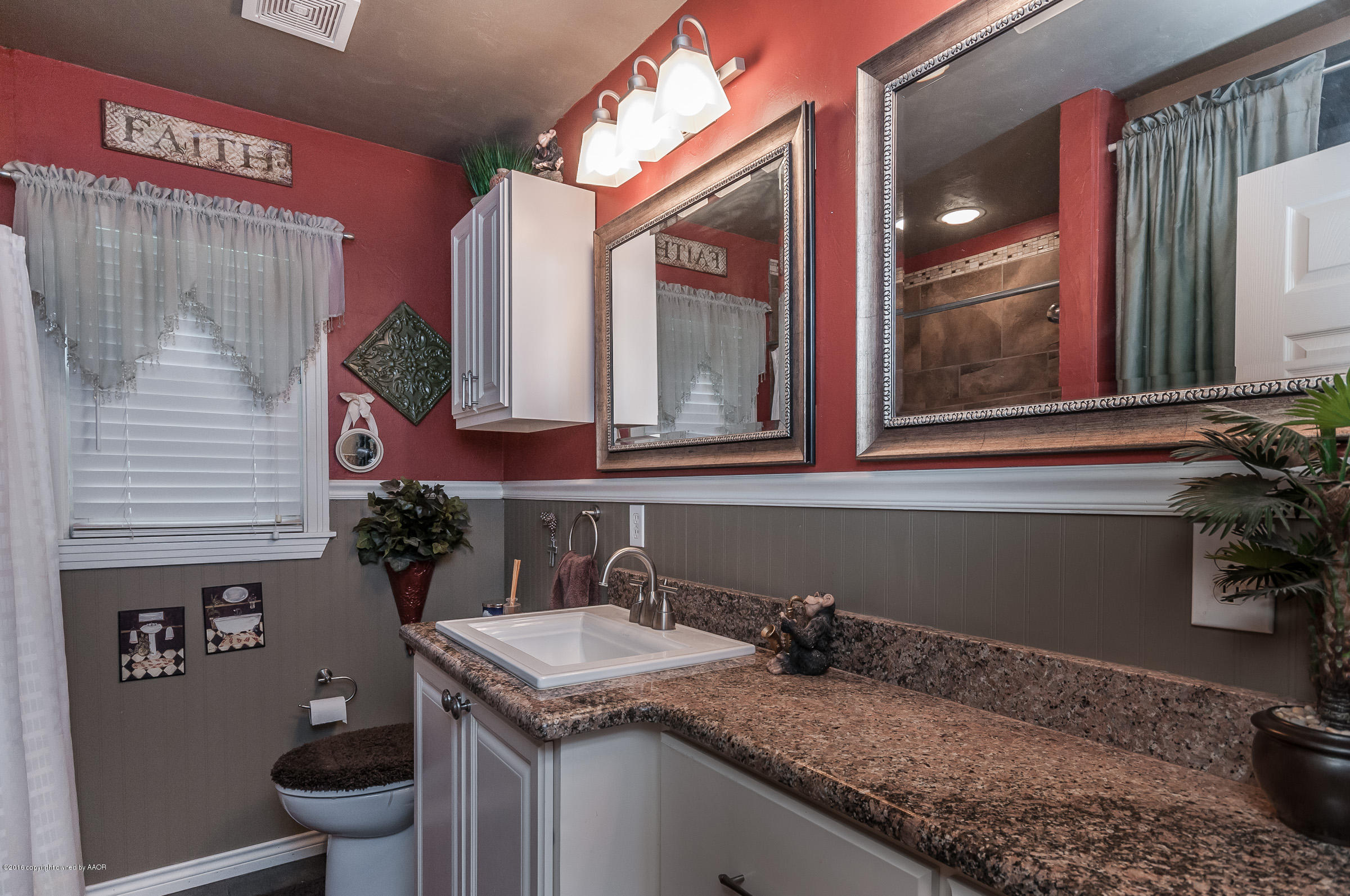 3410 South Rusk Street Amarillo, TX 79109 - Photo 17 of 24 Hall Bathroom