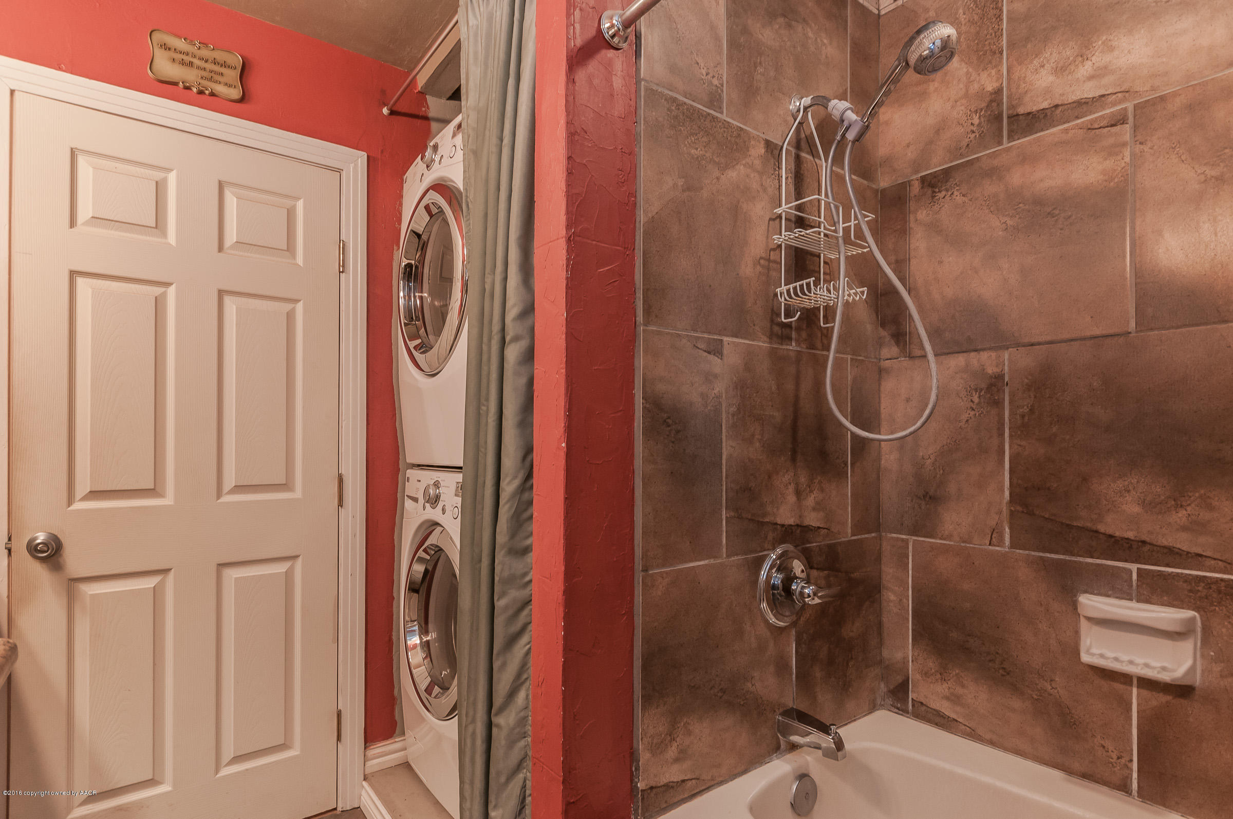 3410 South Rusk Street Amarillo, TX 79109 - Photo 18 of 24 Hall Bathroom (2)