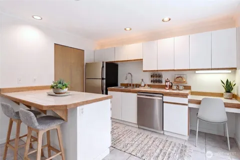 $439,000 | 4811 Phinney Avenue North, Unit 101, Seattle, WA 98103