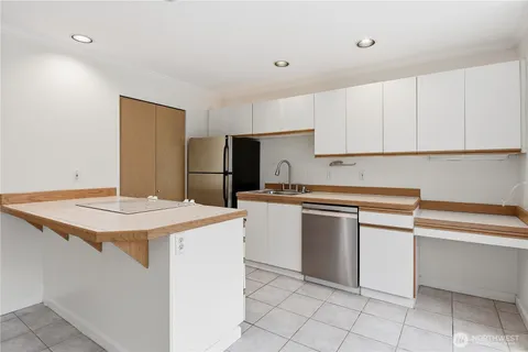 $439,000 | 4811 Phinney Avenue North, Unit 101, Seattle, WA 98103