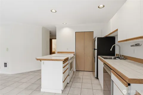 $439,000 | 4811 Phinney Avenue North, Unit 101, Seattle, WA 98103