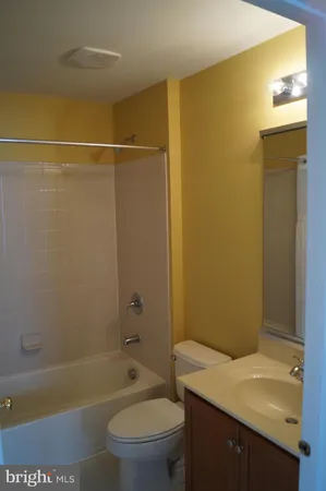 $3,800 | 25575 America Square, Chantilly, VA 20152