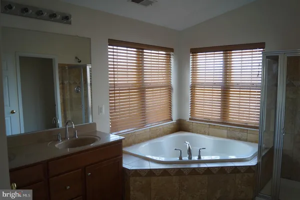 $3,600 | 25575 America Square, Chantilly, VA 20152