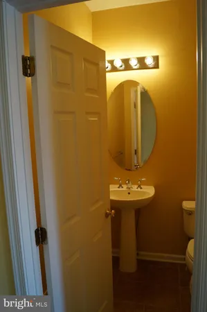 $3,800 | 25575 America Square, Chantilly, VA 20152