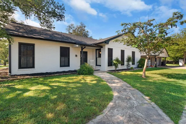 a view of a house with a backyard